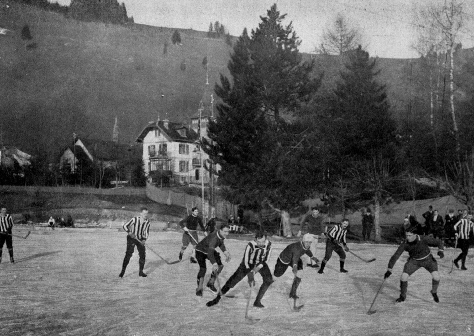 Der Berliner Schlittschuh-Club gegen den Brüsseler Eishockey-Club an der ersten Europa-Meisterschaft 1910 in Les Avants bei Montreux.
https://commons.wikimedia.org/wiki/File:1910_Ice_Hockey_European_C ...