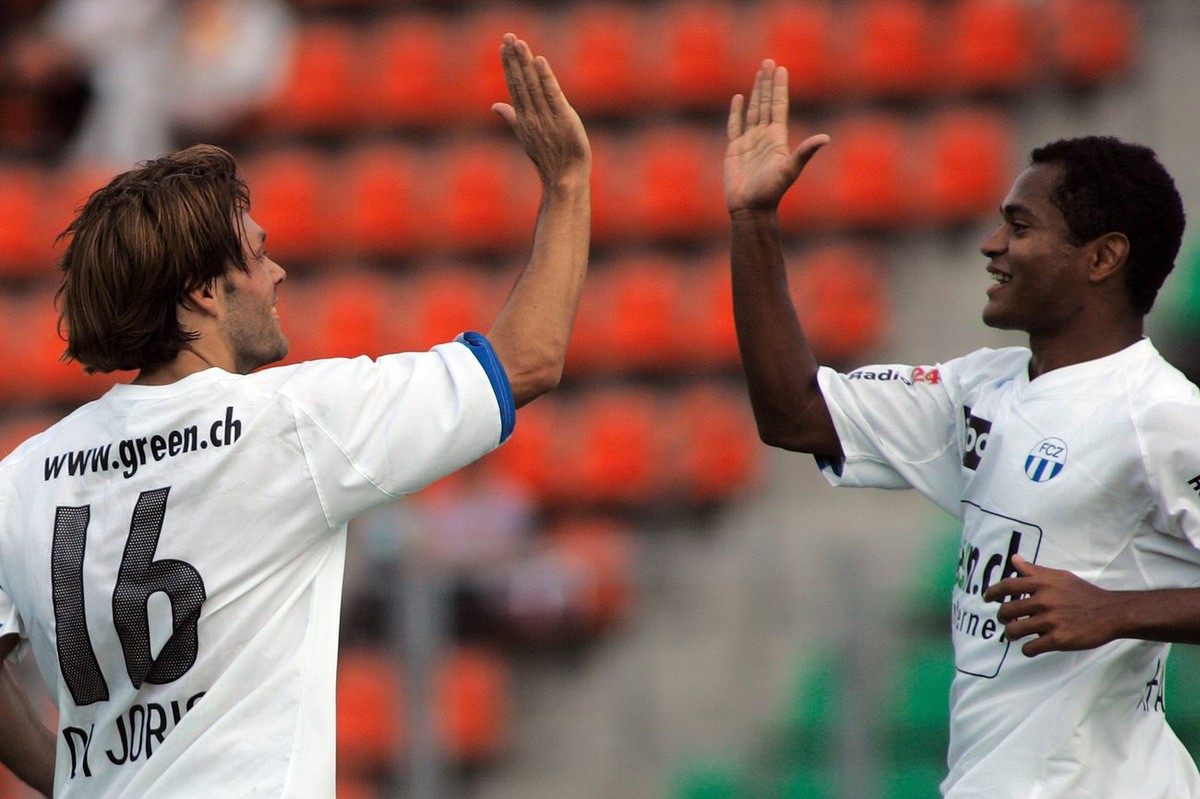 FCZs Torschuetze Franco Di Jorio, links, freut sich mit FCZs Raffael de Araujo, rechts, im Super League Fussballspiel FC Zuerich gegen den FC Schaffhausen im Letzigrund Stadion in Zuerich am Sonntag,  ...