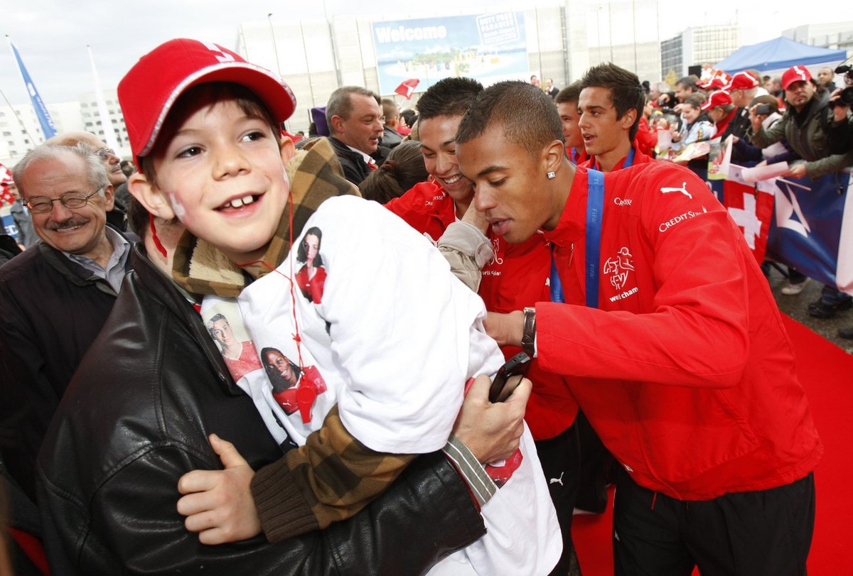 En 2009 à l’aéroport de Zürich les fans se battent pour le champion du monde M17 Joel Kiassumbua.