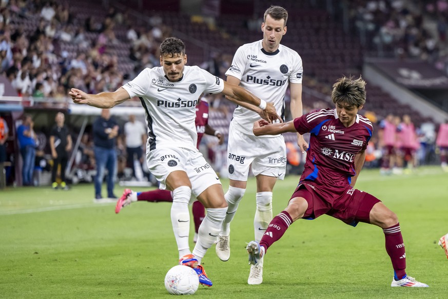 Keigo Tsunemoto (SFC), droite, lutte pour le ballon avec Filip Ugrinic (YB), gauche, et Sandro Lauper (YB), centre, lors de la rencontre de football de Swiss Super League entre le Servette, SFC, et le ...