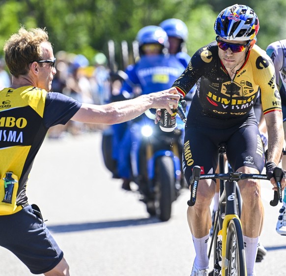 Tour de France 2023 - Stage 15 SAINT-GERVAIS MONT BLANC, FRANCE - JULY 16 : Van Aert Wout BEL of Jumbo-Visma receiving a drink during stage 15 of the 110th edition of the Tour de France 2023 cycling r ...
