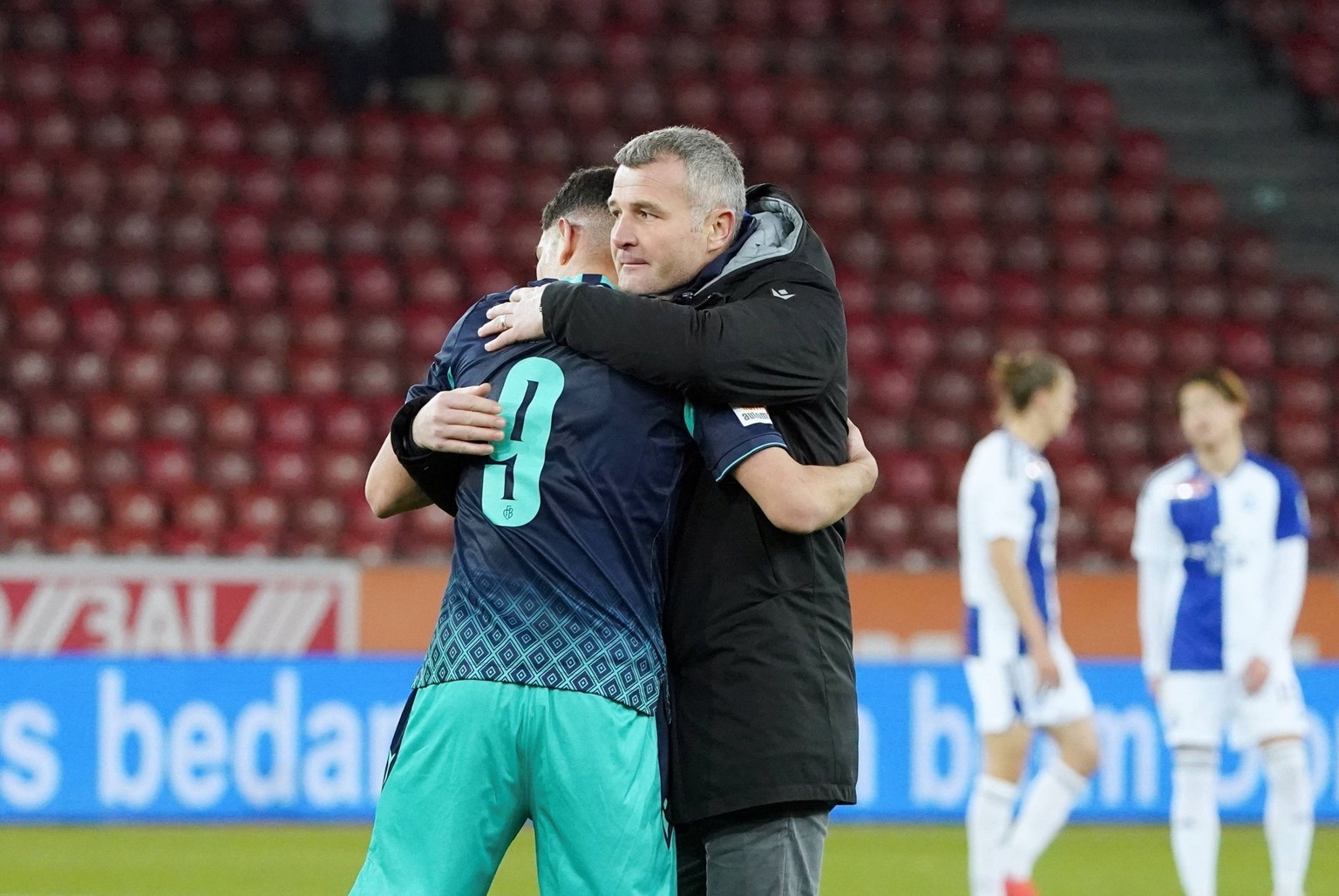 Foto Manuel Geisser 01.02,2023 Stadion Letzigrund Fussball Saison 2022/2023 Herren Cup 1/8 Final Grasshopper Club Zuerich - FC Basel Bild: Zeki Amdouni - Alex Frei Trainer FC Basel Aktion Einzelbild * ...