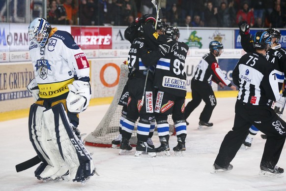 Fribourgs Spieler jubeln nach dem Tor von Yannick Rathgeb zum 1-0 neben Zugs Torhueter Tobias Stephan, im Eishockey Meisterschaftsspiel der National League zwischen dem HC Fribourg Gotteron und dem EV ...