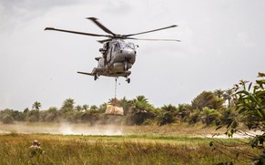 Die Versorgung der Bevölkerung mit Lebensmitteln wird zunehmend schwieriger: Britischer Navy-Helikopter im Einsatz in Sierra Leone.