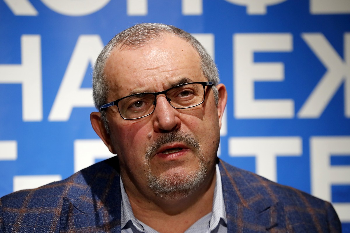 epa11076102 Russian presidential candidate from the Civil Initiative party Boris Nadezhdin, deputy of the Council of Deputies of the Dolgoprudny urban district of the Moscow region, attends a press co ...