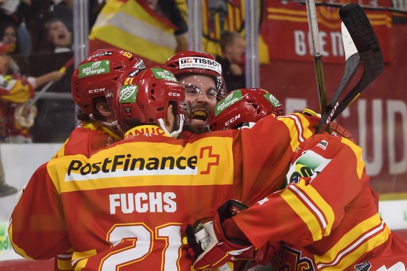 Biels Peter Schneider, Mitte, jubelt nach seinem Tor abgesagt mit Biels Yannick Rathgeb, Biels Jason Fuchs, und Biels Damien Riat, beim Eishockey Meisterschaftsspiel der National League zwischen dem E ...