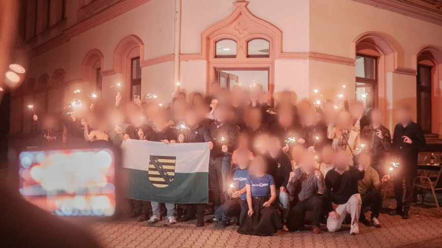 Keine Berühungsängste: Anfang November eröffnete ein Identitäres Zentrum in Chemnitz, zum Fototermin stellten sich angereiste und heimische JA-Funktionäre und Identitäre mit dem Bundestagsabgeordneten ...