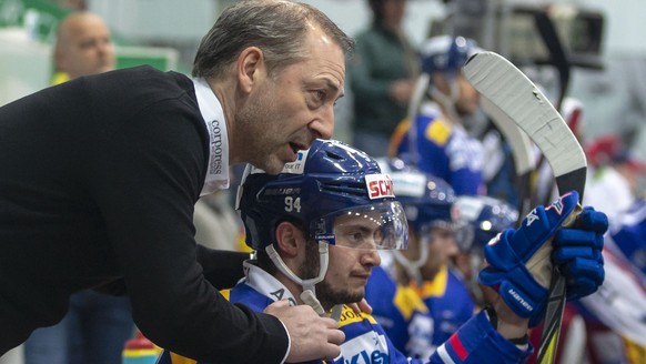 EHC Kloten Assistenztrainer Andre Roethelin, links, spricht zu seinem Spieler Tim Bozon im ersten Eishockey Spiel der Ligaqualifikation der National League zwischen dem EHC Kloten und dem SC Rapperswi ...