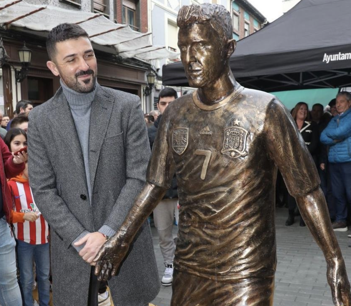 David Villa inaugurant sa statue, le lundi 26 décembre à Langreo.