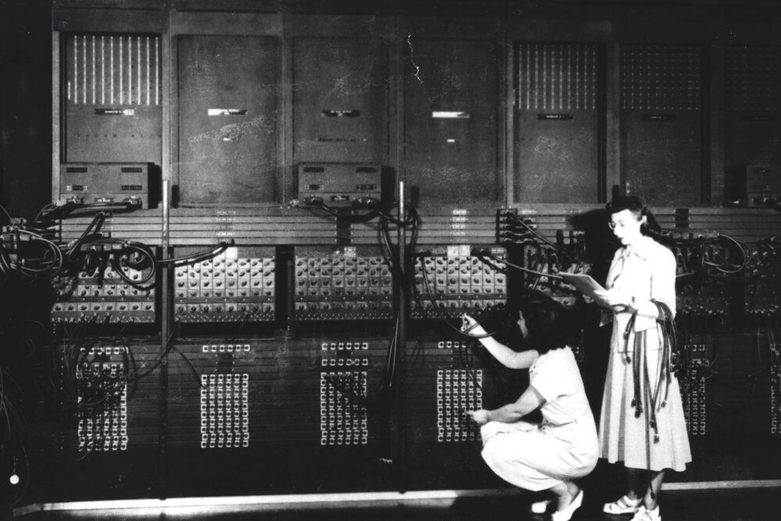 Der 1946 der Öffentlichkeit vorgestellte ENIAC gilt – je nach Definition – als der erste programmierbare digitale Computer der Welt. Seine ersten Programmierer waren in erster Linie Frauen: Sogenannte ...