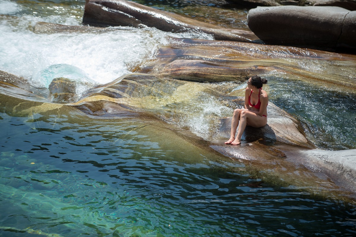 Leute geniessen das sommerliche Wetter im Verzasca-Fluss bei Lavertezzo, am Samstag, 5. August 2017. (KEYSTONE/Ti-Press/Pablo Gianinazzi)