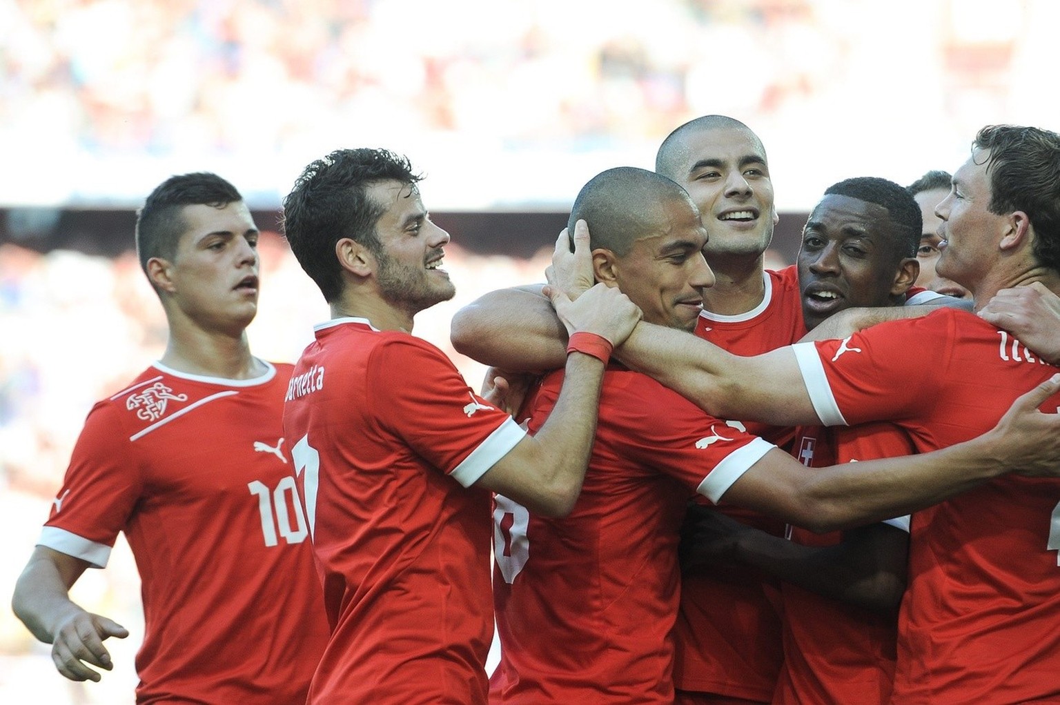 Die Schweizer Spieler freuen sich waehrend dem Fussball Testspiel der Schweiz gegen Deutschland am Samstag, 26. Mai 2012 im St. Jakobsstadion in Basel. (PHOTOPRESS/Samuel Truempy)