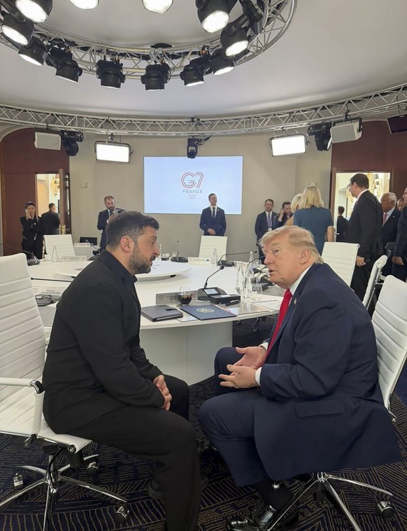 epa13041608 A handout photo made available by the Ukrainian Presidential Press Service shows Ukrainian President Volodymyr Zelensky (L), and US President Donald J. Trump (L) talking on the sidelines o ...