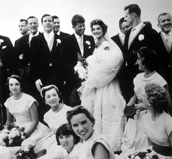 JOHN F. KENNEDY and JACQUELINE BOUVIER KENNEDY on their wedding day, Newport, R.I., 1953 Courtesy Everett Collection PUBLICATIONxINxGERxSUIxAUTxONLY Copyright: xCourtesyxEverettxCollectionx PBDJOKE EC ...
