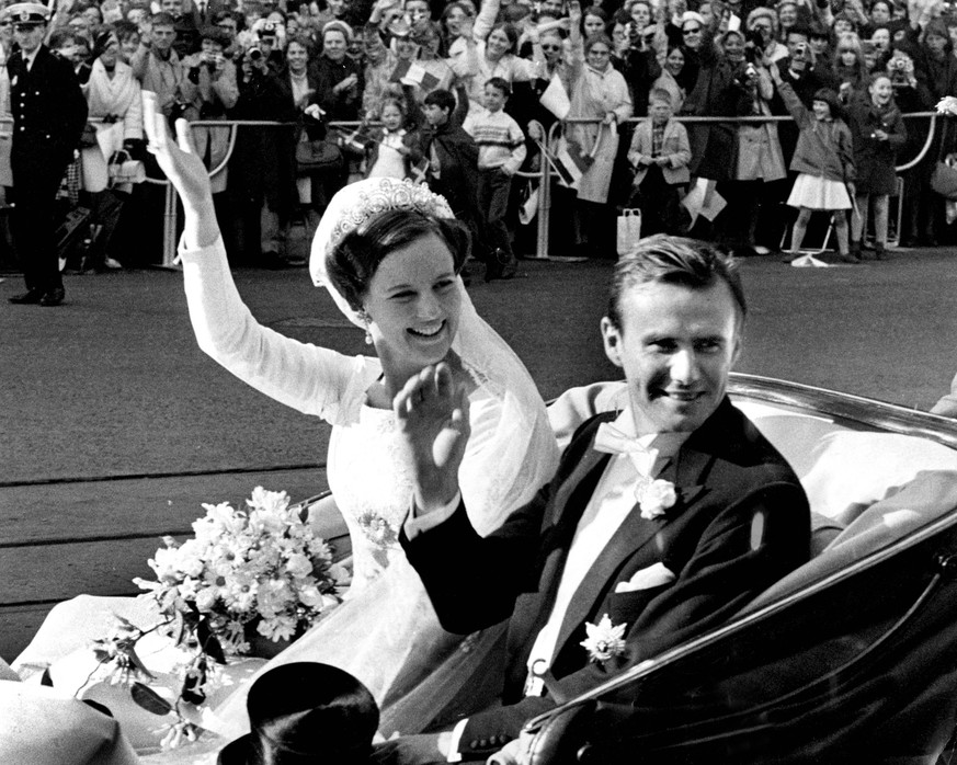 ARKIV KÖPENHAMN 1967-06-10 Den nygifta kronprinsessan Margrethe av Danmark med maken prins Henrik vinkar till askadarna längs kortegevägen strax efter bröllopsceremonin i Holmens kyrka i Köpenhamn, Da ...