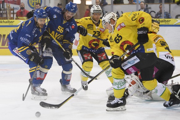 Noah Schneeberger und Dino Wieser von Davos, scheitern an Simon Bodenmann, Goalie Leonardo Genoni und Ramon Untersander, von Bern, von links, beim Eishockey-Qualifikationsspiel der National League A z ...