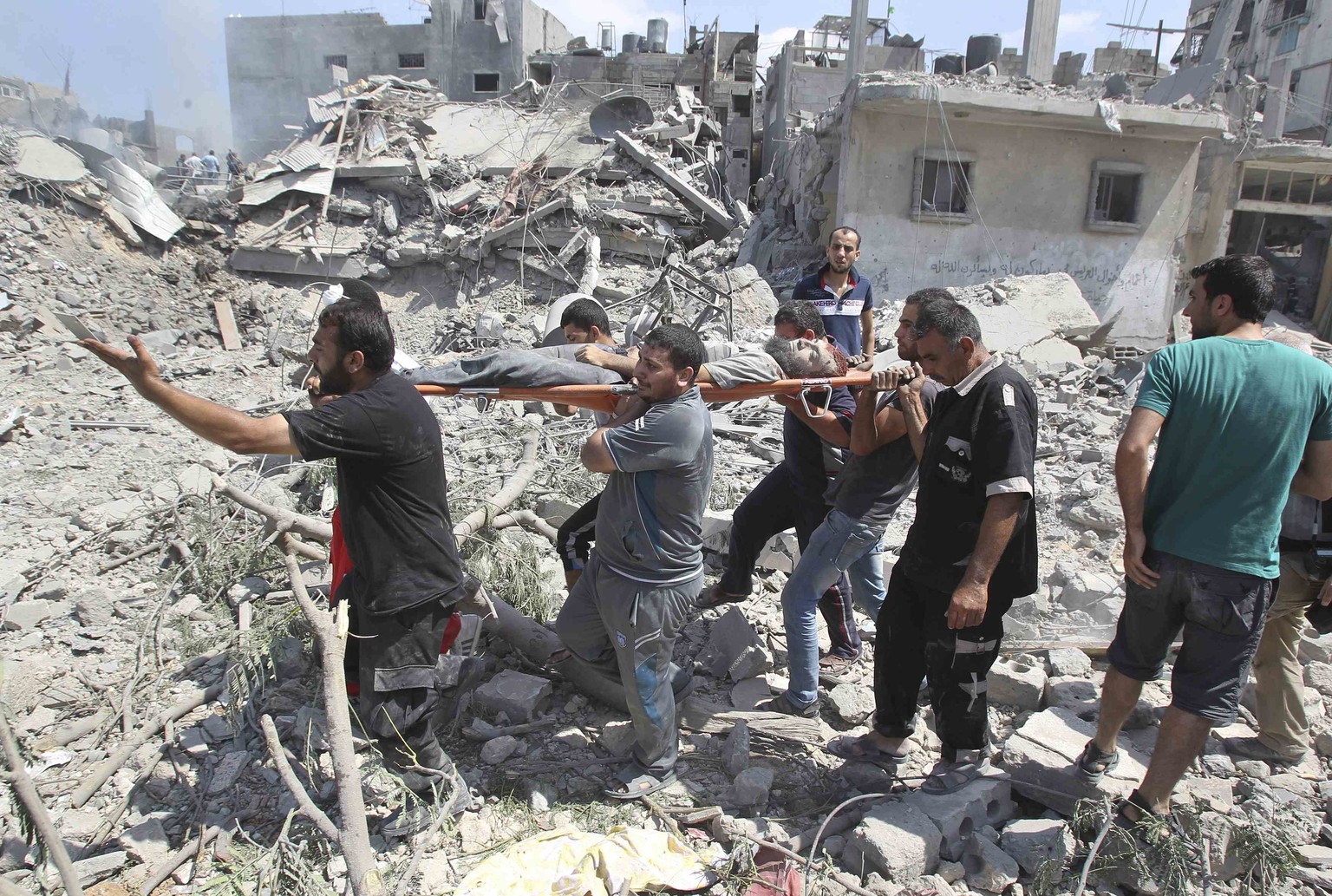 ATTENTION EDITORS - VISUAL COVERAGE OF SCENES OF INJURY OR DEATH

People carry the dead body of a Palestinian in Beit Hanoun town, which witnesses said was heavily hit by Israeli shelling and air st ...