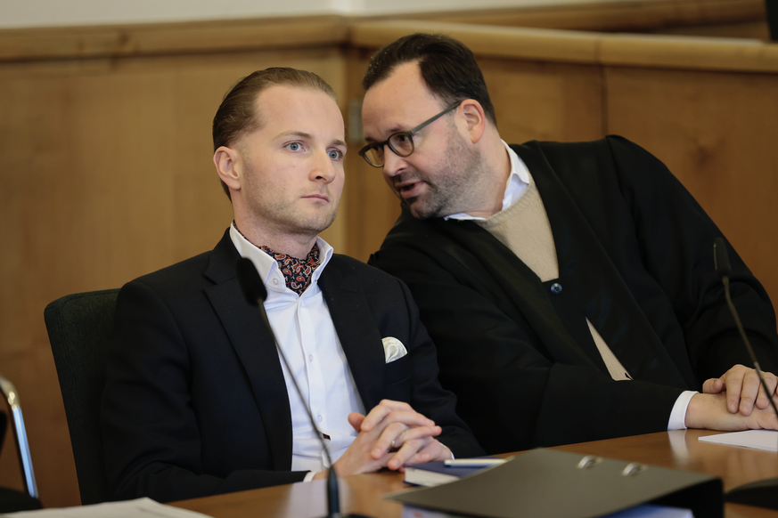 Der Windkraftbetrüger Hendrik Holt (links) und sein und sein Verteidiger Maximilian Pancic