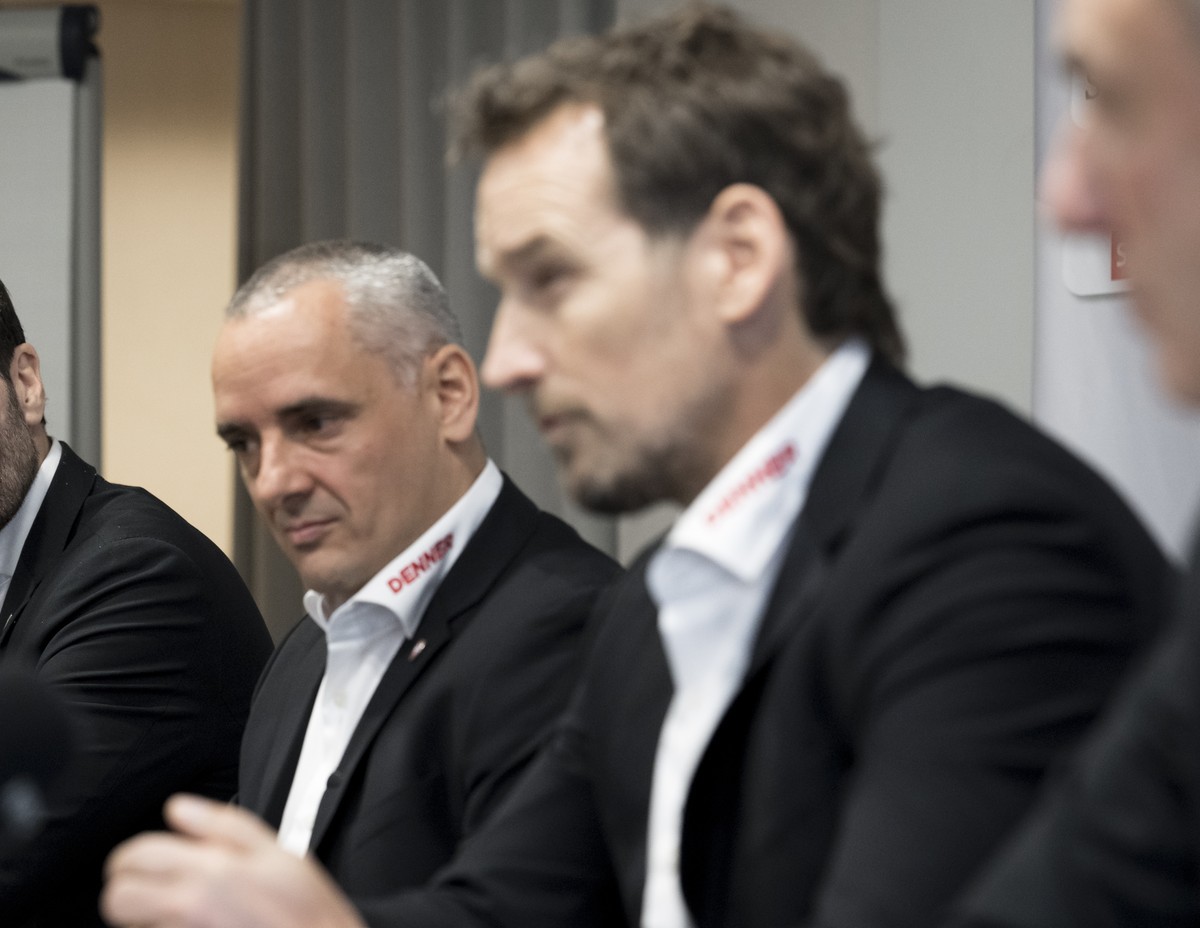 Lars Weibel, Director Sport Swiss Ice Hockey Federation, beobachtet JPatrick Fischer, Cheftrainer der Schweizer Eishockey Nationalmannschaft, rechts, bei bei der Verkuendung von Patrick Fischers Rueck ...