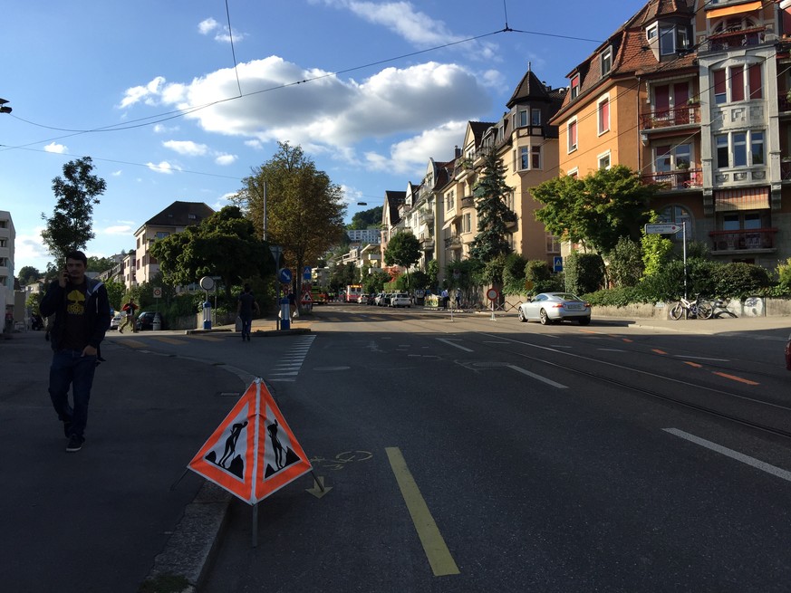 Grossräumig abgesperrt: Eine Spezialeinheit der Polizei setzte einen Roboter ein, um eine verdächtige Tasche an der Tramhaltestelle zu sprengen.&nbsp;