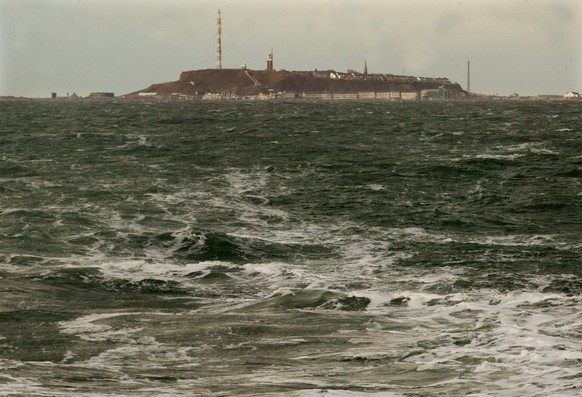 Rauhe Nordsee vor der Insel Helgoland, fotografiert am 8. Februar 2004. Vor allem im Winter faellt es schwer, sich auf den ersten Blick in die einzige deutsche Hochseeinsel zu verlieben. (AP Photo/Her ...