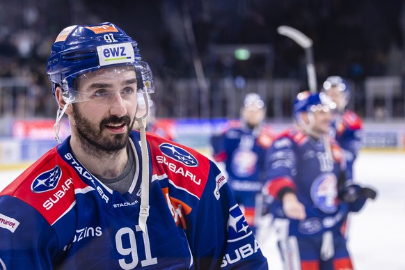 Zuerichs Denis Hollenstein jubelt mit Teamkollegen nach ihrem Sieg gegen den SC Bern im Eishockeyspiel der National League zwischen den ZSC Lions und dem SC Bern, am Freitag, 16. Februar 2024 in der S ...