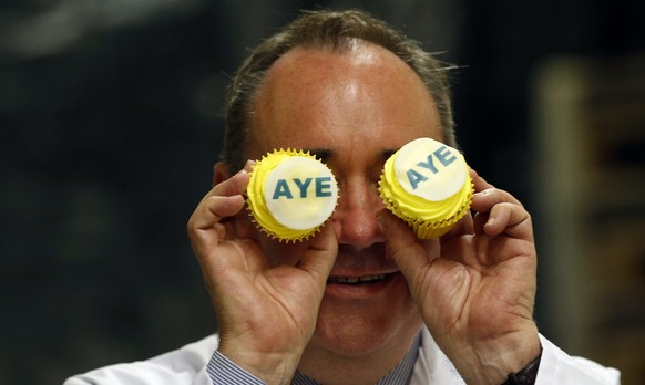 Alex Salmond, Schottlands Regierungschef, beim Besuch einer schottischen Bäckerei.