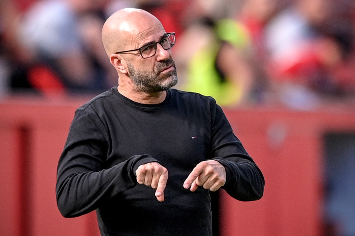 epa08666182 Leverkusen's head coach Peter Bosz gestures during the German DFB Cup first round soccer match between Eintracht Norderstedt and Bayer Leverkusen at BayArena in Leverkusen, Germany, 1 ...
