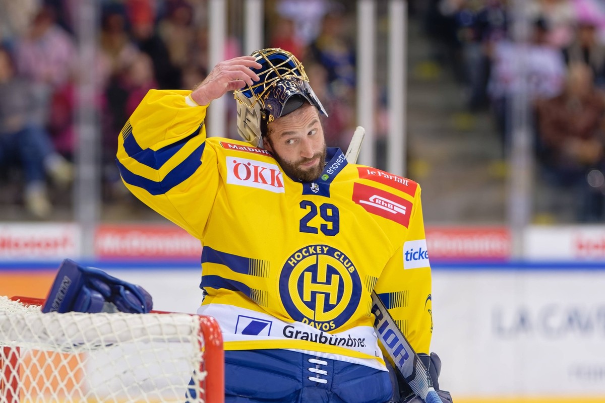 Geneva, Switzerland, October 26 2024 : Sandro Aeschlimann 29 Davos during the National League game between GSHC and Davos at Les Vernets in Geneva, Switzerland Giuseppe Velletri / SPP PUBLICATIONxNOTx ...