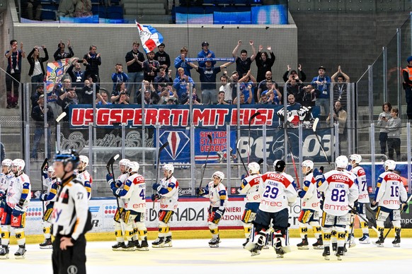 Kloten players salute their fans, during the regular season of National League A (NLA) Swiss Championship 2025/26 between HC Ambri Piotta and EHC Kloten at the ice stadium Gottardo Arena, Switzerland, ...