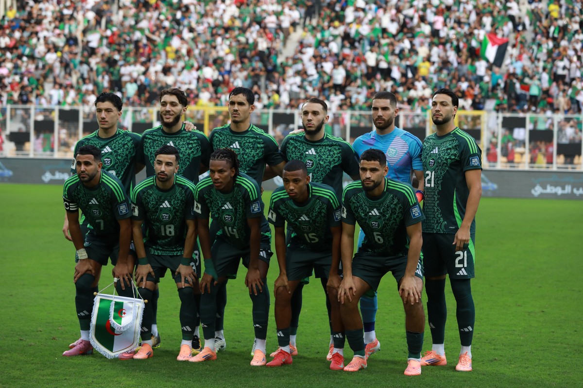 Algeria soccer team poses for a group photo ahead of their match against Uganda in the World Cup group G qualifying soccer match at Stade Hocine-AÔt-Ahmed, in Tizi-Ouzou, Algeria, Tuesday, Oct. 14, 20 ...