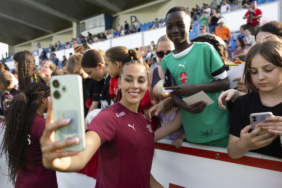 Fans freuen sich ueber Fotos und Autogramme von Alayah Pilgrim waehrend einem oeffentlichen Training der Schweizer Frauen Fussball Nationalmannschaft, am Montag, 9. Juni 2025 im Stadion Bruehl in Gren ...