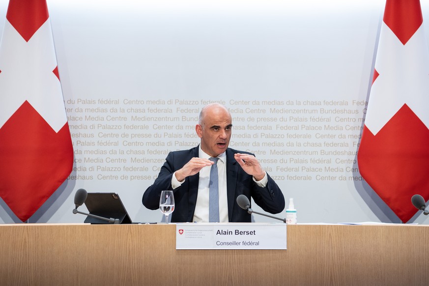 Bundesrat Alain Berset spricht an einer Medienkonferenz zu Covid 19 Massnahmen, am Freitag, 17. Dezember 2021, in Bern. (KEYSTONE/Peter Schneider)