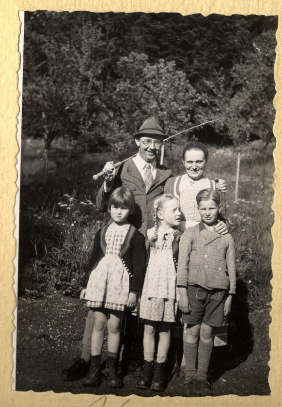 epa04043038 A handout picture released by &#039;Die Welt&#039; on 26 January 2014 shows a family scene of Nazi Reichsfuehrer SS Heinrich Himmler (2-L) with his wife Margarete (Marga, 2-R), their daugh ...