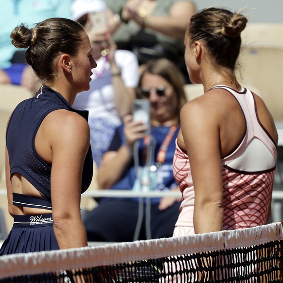 epa10659532 Aryna Sabalenka of Russia (R) and Marta Kostyuk of Ukraine (C) react prior their Women&#039;s Singles first round match during the French Open Grand Slam tennis tournament at Roland Garros ...