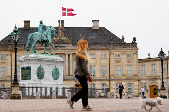 Die Fahne über Schloss Amalienborg ist nicht etwa wegen des traurigen Einbürgerungstreits auf Halbmast, sondern wegen des Todes von Norwegens König Harald.