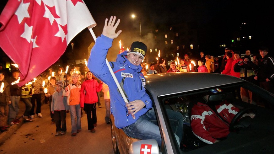 Fans feiern den erfolgreichen Skirennfahrer Daniel Albrecht nach seiner Rueckkehr von der WM in Are in Fiesch am Montag, 19. Februar 2007. (KEYSTONE/Olivier Maire)