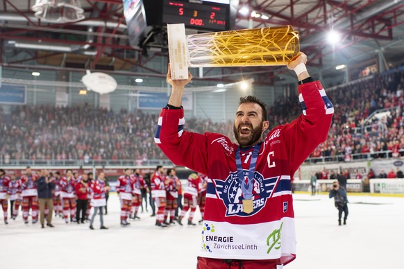 Antonio Rizzello von Rapperswil jubelt mit dem Pokal nach dem fuenften Playoff-Finalspiel der Eishockey Swiss League zwischen den SC Rapperswil-Jona Lakers und dem EHC Olten, am Freitag, 6. April 2018 ...