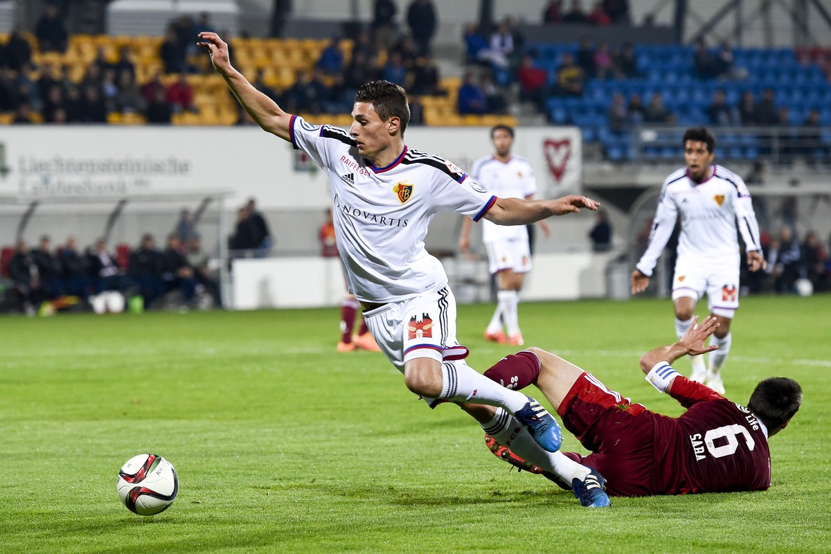Fabian Schär und der FC Basel sind nach dem Sieg in Vaduz der Meisterschaft wieder einen Schritt näher.