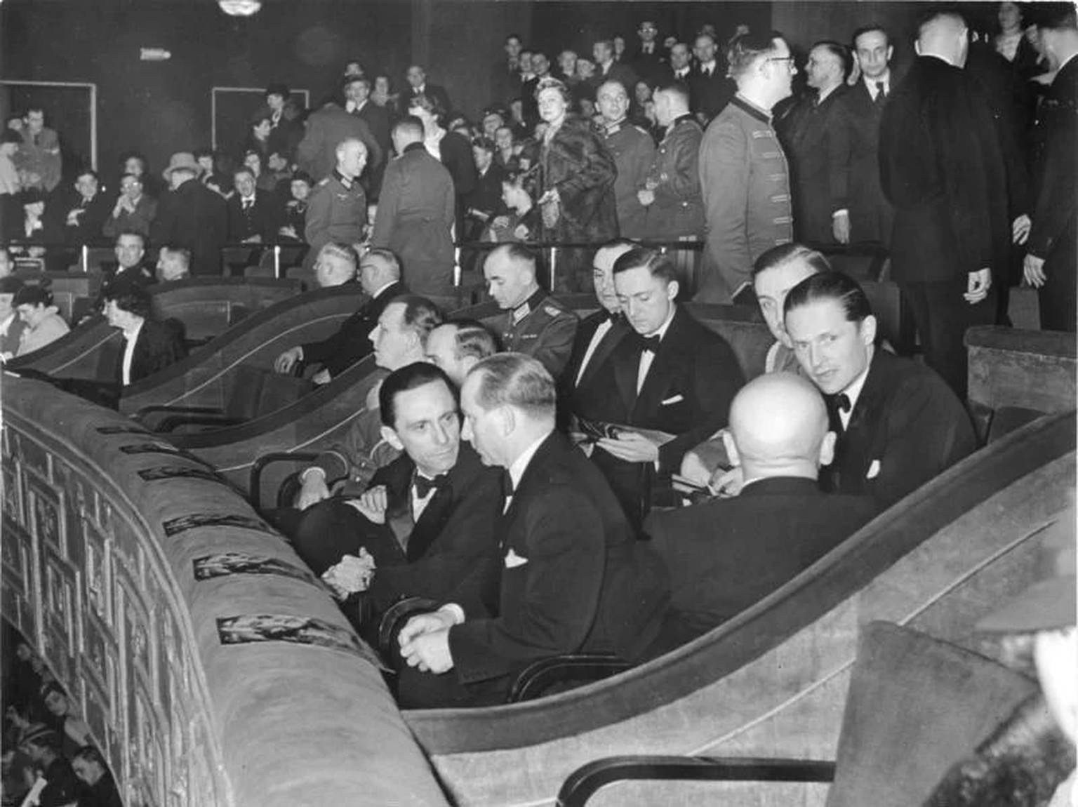 Joseph Goebbels und Ewald von Demandowsky am 19. Januar 1938 im Ufa-Palast am Zoo in Berlin.
https://commons.wikimedia.org/wiki/File:Bundesarchiv_Bild_183-1983-1014-501,_Berlin,_Veranstaltung_im_Ufa-P ...