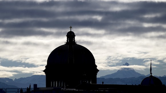 Die Kuppel des Bundeshauses im Gegenlicht, am Dienstag, 24. Oktober 2017 in Bern. (KEYSTONE/Peter Klaunzer)