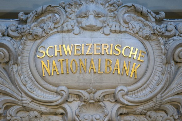 ARCHIV - ZUR WINTERSESSION STELLEN WIR IHNEN FOLGENDES BILDMATERIAL ZUR VERFUEGUNG - The Logo of the the Swiss National Bank, SNB, photographed Thursday, 15 January 2015, in Bern, Switzerland. The Swi ...