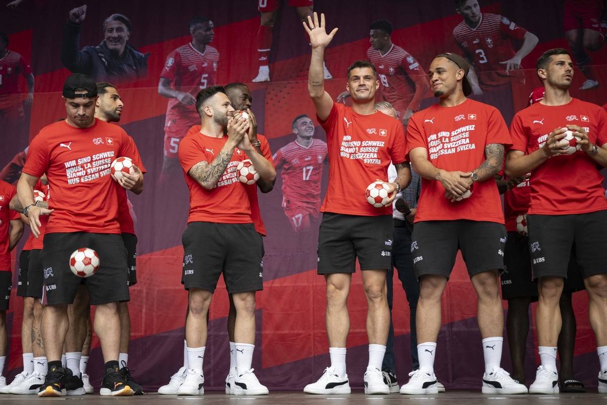Granit Xhaka winkt den Fans zu anlaesslich der Rueckkehr der Schweizer Fussball-Nationalmannschaft nach der Niederlage gegen England an der Europameisterschaft, aufgenommen am Sonntag, 7. Juli 2024 in ...