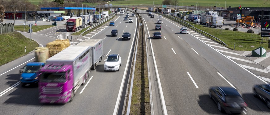 Sicht auf die A1 Autobahn im Grauholz, am Donnerstag, 16. Maerz 2023, in Bern. Der Kanton Bern diskutiert ueber einen Ausbau des Abschnittes im Grauholz auf acht Spuren. (KEYSTONE/Peter Schneider)