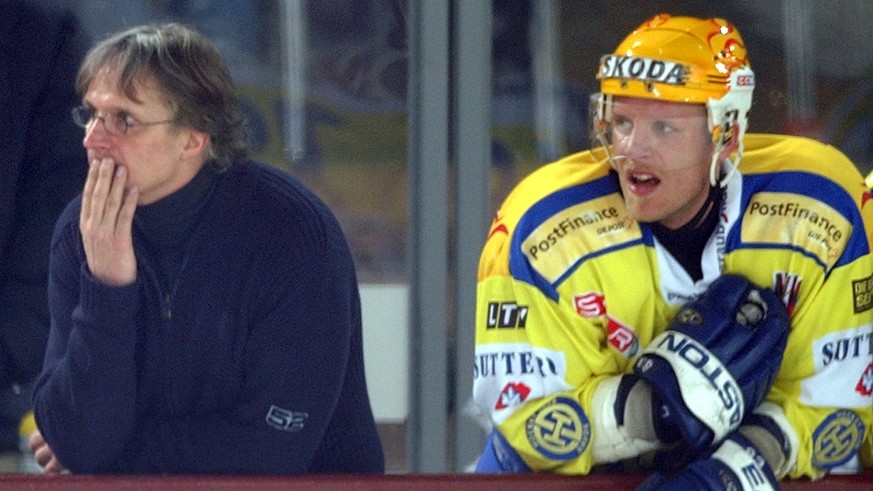 ARCHIVBILD ZUM RUECKTRITT VON DAVOS-TRAINER ARNO DEL CURTO --- Der Davoser Trainer Arno Del Curto, links, und Reto Von Arx, rechts, Davos, schauen sich besorgt das Spiel an, beim Play-Off-Spiel der Ei ...