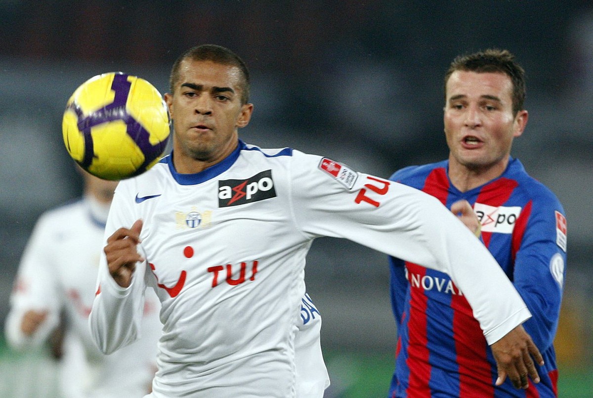 Nati-Rekordtorschütze Alex Frei verfolgt 2009 den FCZ-ler Barmettler.