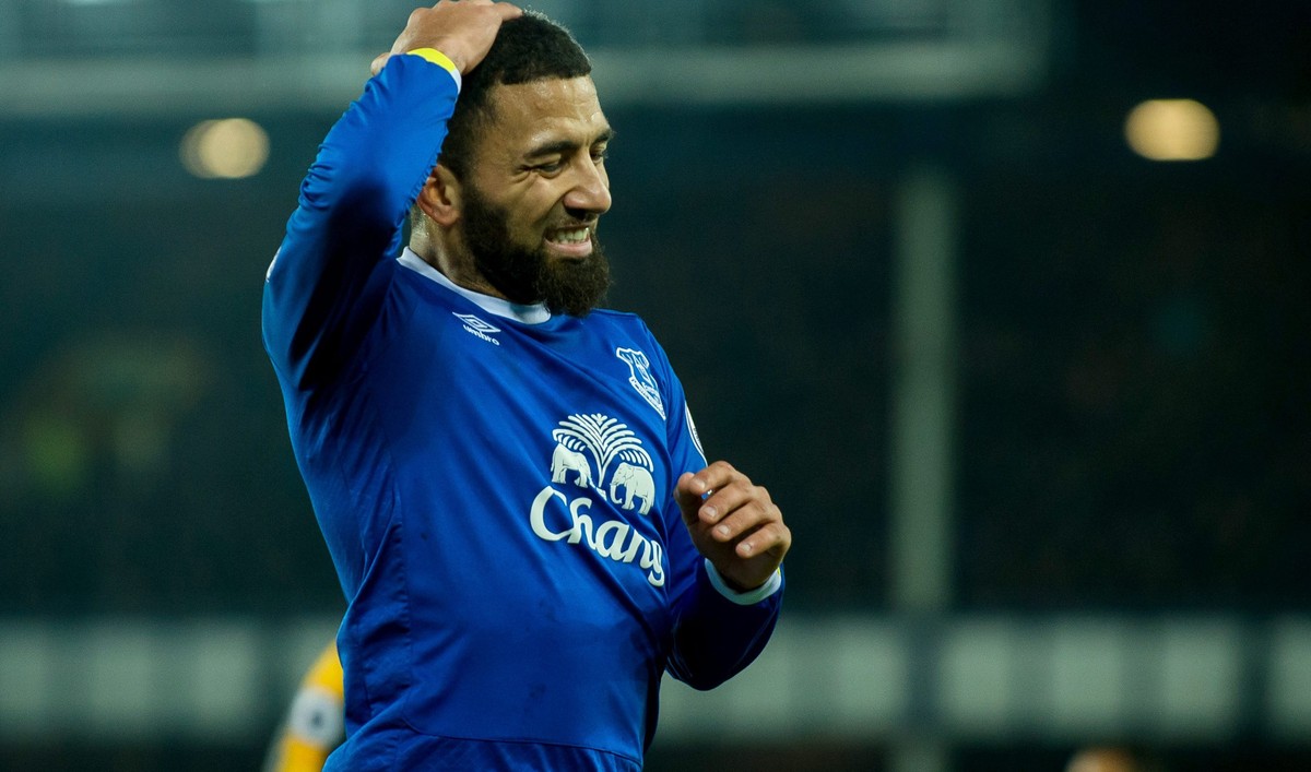 epa05674433 Everton's Aaron Lennon reacts after missing the Arsenal goal during the English Premier League soccer match between Everton and Arenal held at Goodison Park, Liverpool, Britain, 13 De ...