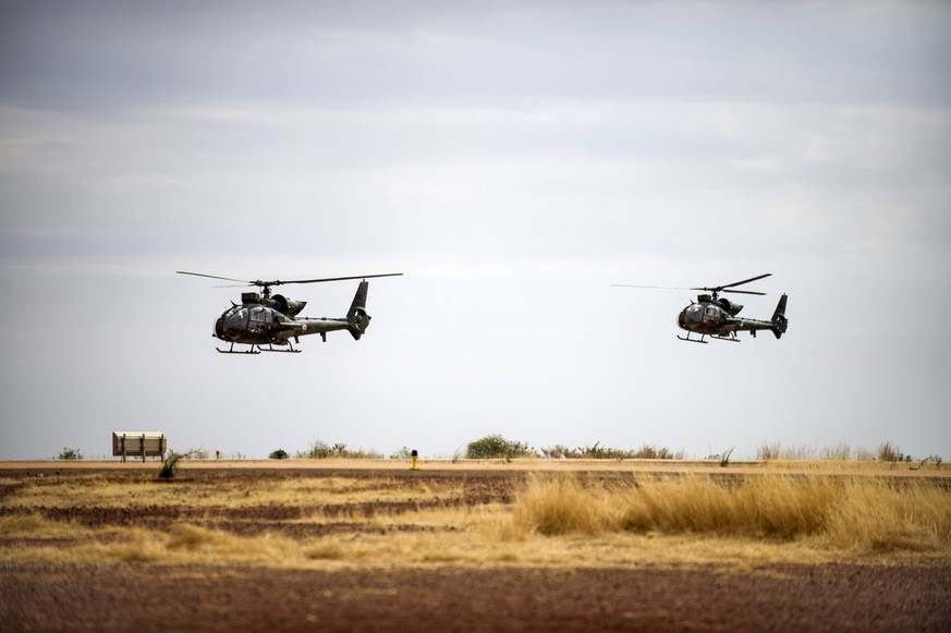 Französische Gazelle Militärhelikopter kehren nach einem Kontrollflug über Timbuktu ihre Basis in Sevare an. Frankreich kündigt eine neue Operation gegen die Bildung von Terror-Gruppen an.&nbsp;