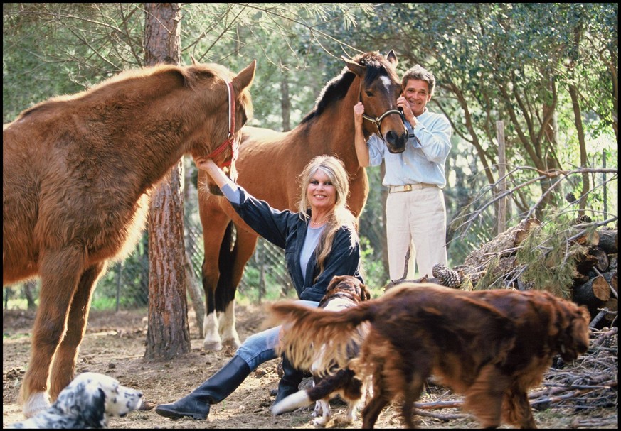 ARCHIVES BRIGITTE BARDOT WITH HER HUSBAND BERNARD DORMALE Saint tropez France PUBLICATIONxNOTxINxFRAxUKxUSAxAUSxBEL Copyright: xAGENCEx/xBESTIMAGExAGENCEx/xBESTIMAGEx