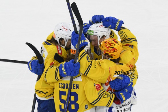 Davos&#039; Dennis Rasmussen jubelt nach seinem Tor zum 2-2 mit seinem Teamkollegen, beim Eishockey Meisterschaftsspiel der National League zwischen dem EHC Biel und dem HC Davos, am Dienstag, 8. Maer ...